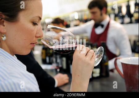 Verkostung von Rotwein auf der Vinitaly, Internationale Weinmesse, in Verona, Italien. Stockfoto