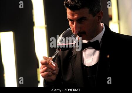 Verkostung von Rotwein auf der Vinitaly, Internationale Weinmesse, in Verona, Italien. Stockfoto