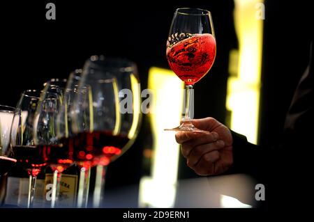 Verkostung von Rotwein auf der Vinitaly, Internationale Weinmesse, in Verona, Italien. Stockfoto