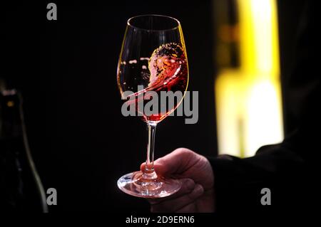 Verkostung von Rotwein auf der Vinitaly, Internationale Weinmesse, in Verona, Italien. Stockfoto