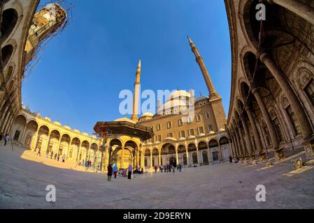 Der Hof, wie bei den Moscheen von Sulayman Pascha und Malika Safiyya, ist von runden Arkaden mit kleinen Kuppeln umgeben. Diese Kuppeln werden unterstützt Stockfoto