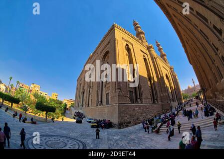 Die Refa'i Moschee befindet sich neben der Sultan Hassan Moschee am Salah El DIN Platz in der Nähe der Zitadelle in Kairo. Eigentlich ist es von der Moschee getrennt Stockfoto