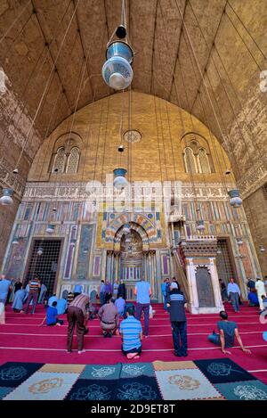 Die Moschee-Madrassa von Sultan Hassan ist eine massive Moschee und Madrassa befindet sich in der Altstadt von Kairo, es wurde während der Mamluk islamischen Ära in gebaut Stockfoto