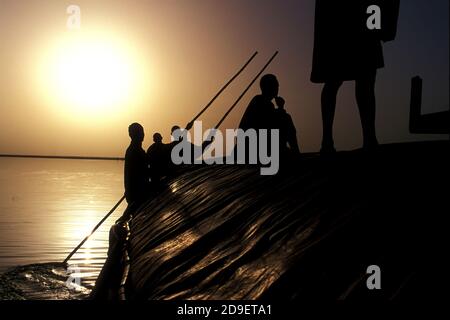 Boot überquert den Niger Fluss in Mali bei Sonnenuntergang in der Nähe von Timbuktu, Mali, Afrika. Stockfoto