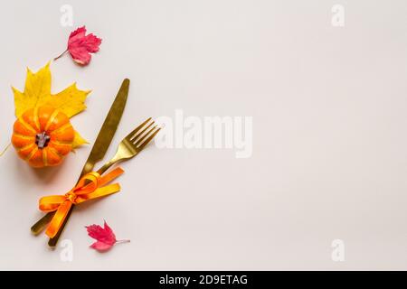 Thanksgiving Tisch Einstellung mit Besteck Kürbisse und Herbstblätter Stockfoto