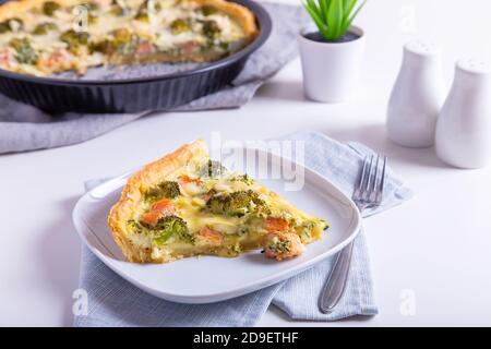 Quiche (offener Kuchen) mit Forelle, Brokkoli und Käse. Hausgemachte ungesüßte Backwaren, traditionelle Kuchen. Nahaufnahme. Stockfoto
