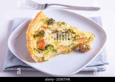 Quiche (offener Kuchen) mit Forelle, Brokkoli und Käse. Hausgemachte ungesüßte Backwaren, traditionelle Kuchen. Nahaufnahme. Stockfoto
