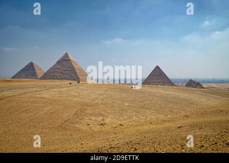 Die große Pyramide von Gizeh ist die älteste und größte der drei Pyramiden in der Gizeh Pyramidenkomplex grenzt an das, was jetzt El Giza, Ägypten. Es ist die Stockfoto