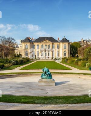 Paris, Frankreich, 30. März 2017: Außenansicht des Rodin Museums, eines berühmten und beliebten Museums, in dem die Werke von Auguste Rodin untergebracht sind Stockfoto