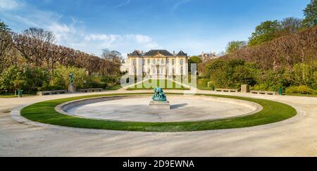 Paris, Frankreich, 30. März 2017: Außenansicht des Rodin Museums, eines berühmten und beliebten Museums, in dem die Werke von Auguste Rodin untergebracht sind Stockfoto