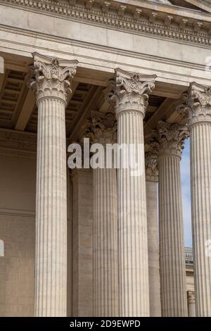 Alte Säule Des Justizgerichts. Neoklassizistische Kolonnade mit korinthischen Säulen als Teil eines öffentlichen Gebäudes, das einem griechischen oder römischen Tempel ähnelt Stockfoto