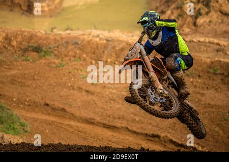 Motocross-Fahrer in Aktion. Springen. Stockfoto