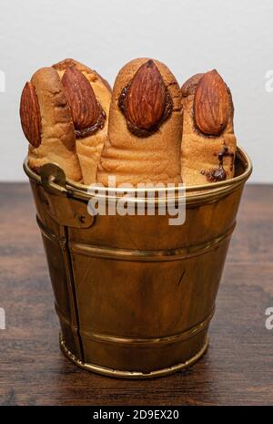 Unheimliche, fingerförmige Mandel-Shortbread-Kekse. Essen für Halloween. Stockfoto