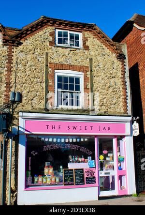 Der süße Krübel gibt traditionelle Süßwaren in Chichester West Sussex. Keine Menschen - keine Kunden, da die Sperrung die Menschen während einer Pandemie zu Hause hält. Stockfoto