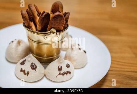 Scary fingerförmigen Mandel Shortbread Cookies und Geist-Stil Baiser. Stockfoto