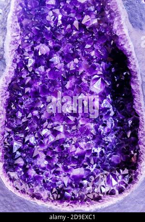 Amethyst purpurner Kristall. Mineralkristalle in der natürlichen Umgebung. Textur aus edlem und halbschädlicher Edelstein Stockfoto