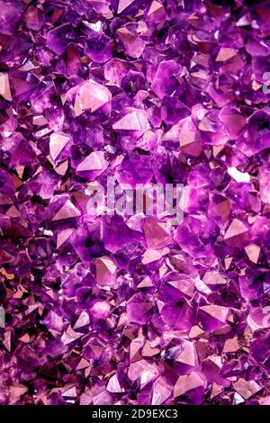 Amethyst purpurner Kristall. Mineralkristalle in der natürlichen Umgebung. Textur aus edlem und halbschädlicher Edelstein Stockfoto