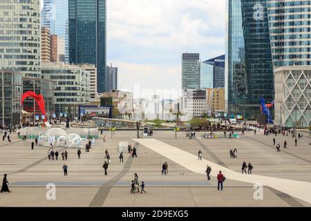 Paris, Frankreich, März 31 2017: La Defense - modernes Geschäfts- und Finanzviertel in Paris mit Hochhäusern. Menschen auf dem zentralen Platz Stockfoto