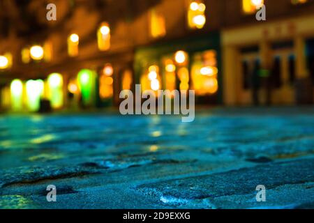 Verschwommenes Hintergrundbild von Kopfsteinpflasterstraßen und Lichtern aus New York City. Stockfoto