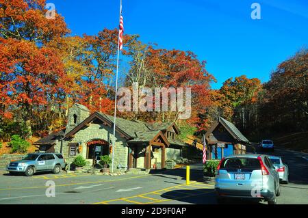 Es ist leicht, sich in die wunderschönen Herbstfarben und die Landschaft des wunderschönen Grandfather Mountain und der Appalachen in North Carolina zu verlieben. Stockfoto