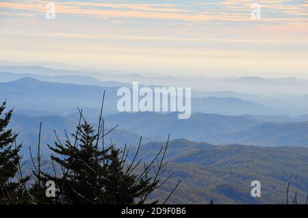 Es ist leicht, sich in die wunderschönen Herbstfarben und die Landschaft des wunderschönen Grandfather Mountain und der Appalachen in North Carolina zu verlieben. Stockfoto