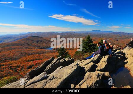 Es ist leicht, sich in die wunderschönen Herbstfarben und die Landschaft des wunderschönen Grandfather Mountain und der Appalachen in North Carolina zu verlieben. Stockfoto