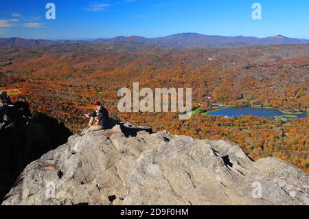 Es ist leicht, sich in die wunderschönen Herbstfarben und die Landschaft des wunderschönen Grandfather Mountain und der Appalachen in North Carolina zu verlieben. Stockfoto