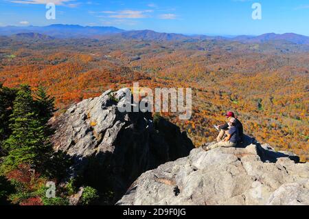 Es ist leicht, sich in die wunderschönen Herbstfarben und die Landschaft des wunderschönen Grandfather Mountain und der Appalachen in North Carolina zu verlieben. Stockfoto