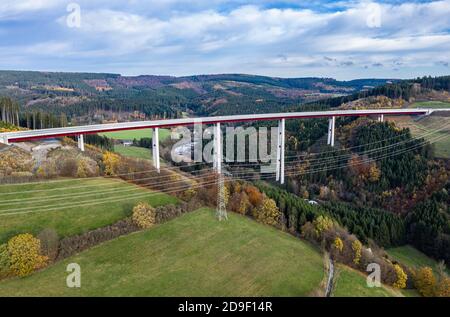 Nuttlar, Deutschland. November 2019. Ein Bild des Nuttlar Viadukts. Aufgenommen mit einer Drohne. Der Viadukt Nuttlar ist ein feriorer Viadukt im Zuge der Bundesstraße 46 im Sauerland. Sie ist 115 Meter hoch und die höchste Brücke in Nordrhein-Westfalen. Am 18.11.2019 werden die Brücke und die A46 offiziell eingeweiht und für den Verkehr geöffnet. Quelle: Guido Kirchner/dpa/Alamy Live News Stockfoto