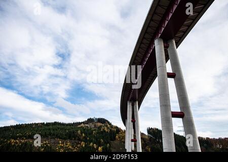 Nuttlar, Deutschland. November 2019. Ein Bild des Nuttlar Viadukts. Der Viadukt Nuttlar ist ein feriorer Viadukt im Zuge der Bundesstraße 46 im Sauerland. Sie ist 115 Meter hoch und die höchste Brücke in Nordrhein-Westfalen. Am 18.11.2019 werden die Brücke und die A46 offiziell eingeweiht und für den Verkehr geöffnet. Quelle: Guido Kirchner/dpa/Alamy Live News Stockfoto