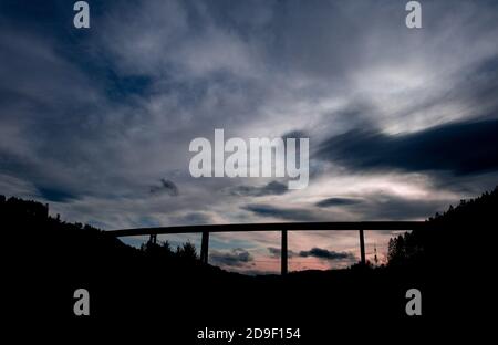 Nuttlar, Deutschland. November 2019. Das Bild des Nuttlar Viadukts erscheint als Silhouette. Der Viadukt Nuttlar ist ein feriorer Viadukt im Zuge der Bundesstraße 46 im Sauerland. Mit einer Höhe von 115 Metern ist sie die höchste Brücke in Nordrhein-Westfalen. Am 18.11.2019 werden die Brücke und die A46 offiziell eingeweiht und für den Verkehr geöffnet. Quelle: Guido Kirchner/dpa/Alamy Live News Stockfoto