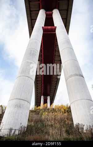 Nuttlar, Deutschland. November 2019. Ein Bild des Nuttlar Viadukts. Der Viadukt Nuttlar ist ein feriorer Viadukt im Zuge der Bundesstraße 46 im Sauerland. Sie ist 115 Meter hoch und die höchste Brücke in Nordrhein-Westfalen. Am 18.11.2019 werden die Brücke und die A46 offiziell eingeweiht und für den Verkehr geöffnet. Quelle: Guido Kirchner/dpa/Alamy Live News Stockfoto