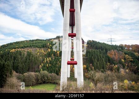 Nuttlar, Deutschland. November 2019. Ein Bild des Nuttlar Viadukts. Der Viadukt Nuttlar ist ein feriorer Viadukt im Zuge der Bundesstraße 46 im Sauerland. Sie ist 115 Meter hoch und die höchste Brücke in Nordrhein-Westfalen. Am 18.11.2019 werden die Brücke und die A46 offiziell eingeweiht und für den Verkehr geöffnet. Quelle: Guido Kirchner/dpa/Alamy Live News Stockfoto