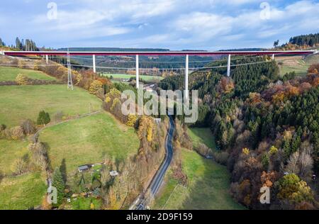 Nuttlar, Deutschland. November 2019. Ein Bild des Nuttlar Viadukts. (Aufgenommen mit einer Drohne) das Viadukt Nuttlar ist ein fertig gefertigtes Viadukt im Zuge der Bundesstraße 46 im Sauerland. Sie ist 115 Meter hoch und die höchste Brücke in Nordrhein-Westfalen. Am 18.11.2019 werden die Brücke und die A46 offiziell eingeweiht und für den Verkehr geöffnet. Quelle: Guido Kirchner/dpa/Alamy Live News Stockfoto