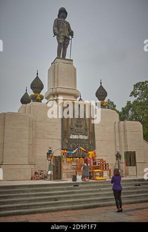 Bangkok, Thailand, März 2016. Frauen beten vor dem Eingang zum Lumpini Park, neben der Statue von König Rama VI. Stockfoto