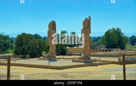 Bis vor kurzem waren alle, die vom Aufstellungsort blieben, zwei massive kolossale Statuen des pharaos. Sie standen an seinem Eingangstor, bekannt seit antiqui Stockfoto