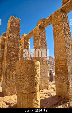 Der äußere Vorraum von Hator. Mehrere bemalte Reliefs schmücken die Wände der Kapelle genommen @Luxor, Ägypten Stockfoto