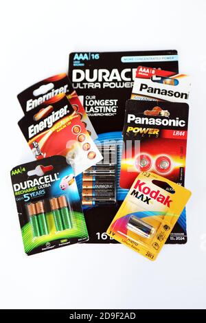 Batterien wie Duracell, Kodak, Panasonic, Energizer auf weißem Hintergrund Stockfoto