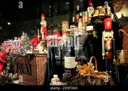 Piccadilly Kaufhaus Fortnum & Mason ist weltweit bekannt und bekannt als "The Queen's Grocer", nachdem er eine TV-Dokumentation darüber hat. Bekannt für seine exklusiven Luxusgüter, ist es jedes Jahr stolz auf die Beleuchtung und Dekoration des großen Stores zu Weihnachten. Dieses Jahr ist nicht anders, trotz der einmonatigen Lockdown in England durch Covid-19. Stockfoto