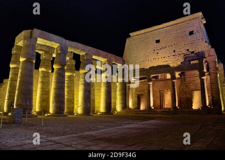 Jenseits des ersten Pylon baute Ramesses II einen peristyle Hof (Ersetzt ein früheres Gericht, von dem angenommen wurde, dass es gebaut wurde Amenhotep III) welche wa Stockfoto