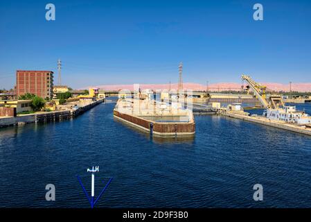 Annäherung an die Schleusen in Esna, und alten Damm auf dem Nil Fluss genommen @Edfu, Ägypten Stockfoto