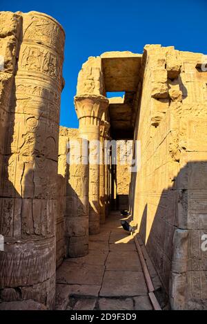 Der Edfu-Tempel besteht aus traditionellen Elementen der ägyptischen Tempel des Neuen Reiches, zusammen mit ein paar griechischen Elementen, wie die Mamisi, die Stockfoto