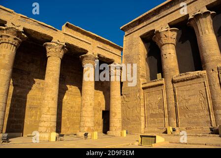 Dies ist nicht nur der am besten erhaltene alte Tempel in Ägypten, sondern der zweitgrößte nach Karnak. Es wurde geglaubt, dass der Tempel auf dem Sitz gebaut wurde Stockfoto