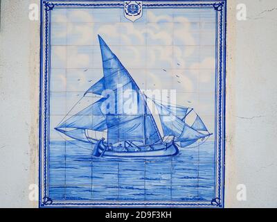 Fragment von bunten Gebäudewand, mit traditionellen portugiesischen, Keramik bemalten Fliesen, Azulejo. Weiß-blau-Ornamentmuster für Design oder Hintergrund. Stockfoto