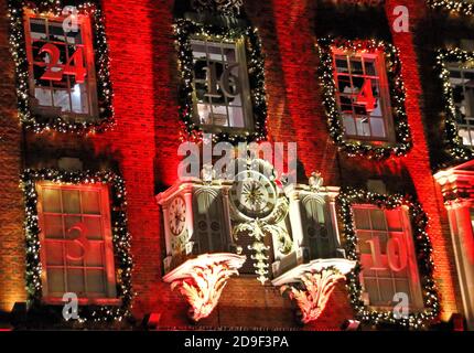 November 2020, London, Vereinigtes Königreich: Das Äußere des Ladens ist in rotes Licht getaucht und als festlicher Adventskalender mit der prunkvollen Uhr des Ladens als Herzstück dekoriert.Kaufhaus Piccadilly Fortnum & Mason ist weltweit bekannt und bekannt als "The Queen's Grocer", nachdem er eine TV-Dokumentation darüber gemacht hat. Bekannt für seine exklusiven Luxusgüter, ist es jedes Jahr stolz auf die Beleuchtung und Dekoration des großen Stores zu Weihnachten. Dieses Jahr ist nicht anders, trotz der einmonatigen Lockdown in England durch Covid-19. (Bild: © Keith Mayhew/SOPA Images via ZUMA Wire) Stockfoto