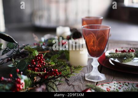 Weihnachtliche und Silvesterdinner auf verschwommenem Hintergrund mit Licht vom Fenster Stockfoto