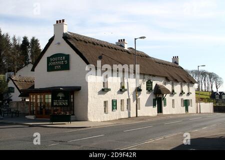 Kirkoswald, Ayrshire, Schottland, Großbritannien. Souter Johnnie's Inn . Ein reetgedeckten Hotel mit Restaurant und öffentlicher Bar. Der Name stammt aus der Verbindung des Dorfes mit Robert Burns, dem berühmten schottischen Dichter, der Souter Johnnie in seinen Gedichten erwähnt.erbaut auf dem Gelände des alten Schulhauses, in dem Robert Burns studierte Stockfoto