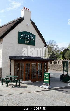 Kirkoswald, Ayrshire, Schottland, Großbritannien. Souter Johnnie's Inn . Ein reetgedeckten Hotel mit Restaurant und öffentlicher Bar. Der Name stammt aus der Verbindung des Dorfes mit Robert Burns, dem berühmten schottischen Dichter, der Souter Johnnie in seinen Gedichten erwähnt.erbaut auf dem Gelände des alten Schulhauses, in dem Robert Burns studierte Stockfoto