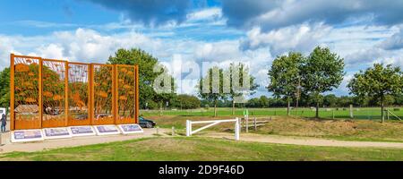 Ede, Niederlande - 10. Oktober 2020: Fliegende Gedenkfenster in der Vergangenheit auf der Ginkel Heath in Ede, Gelderland, Niederlande. WO II Batlle von Arnhem Wahrzeichen Stockfoto