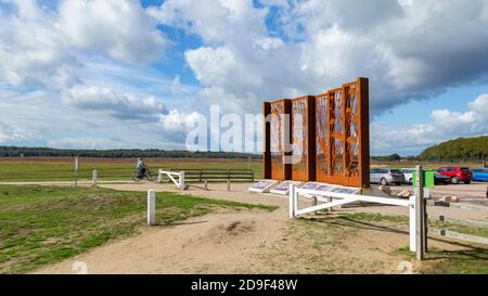 Ede, Niederlande - 10. Oktober 2020: Fliegende Gedenkfenster in der Vergangenheit auf der Ginkel Heath in Ede, Gelderland, Niederlande. WO II Batlle von Arnhem Wahrzeichen Stockfoto